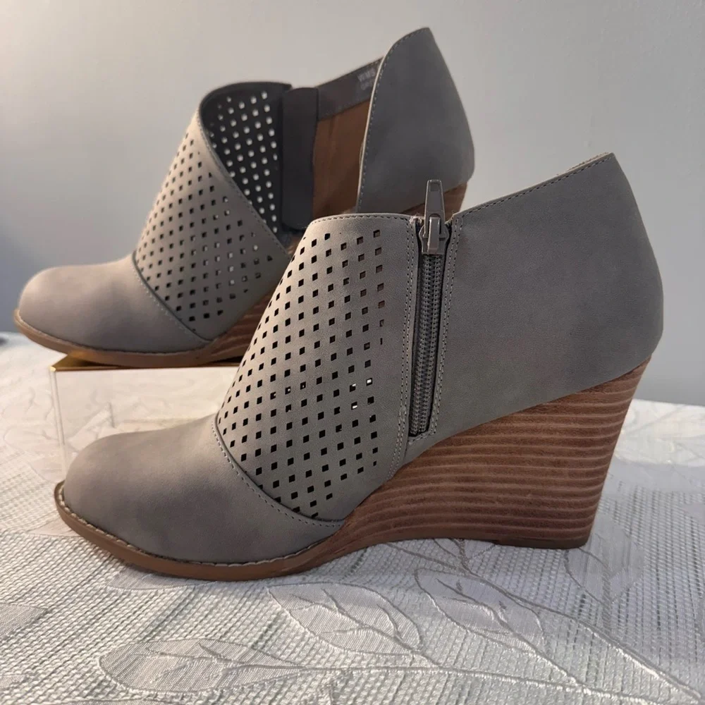 ✨ dv Dolce Vita Gredda Cutout Wedge Booties – Gray – Size 8.5 WMS (NWOT)